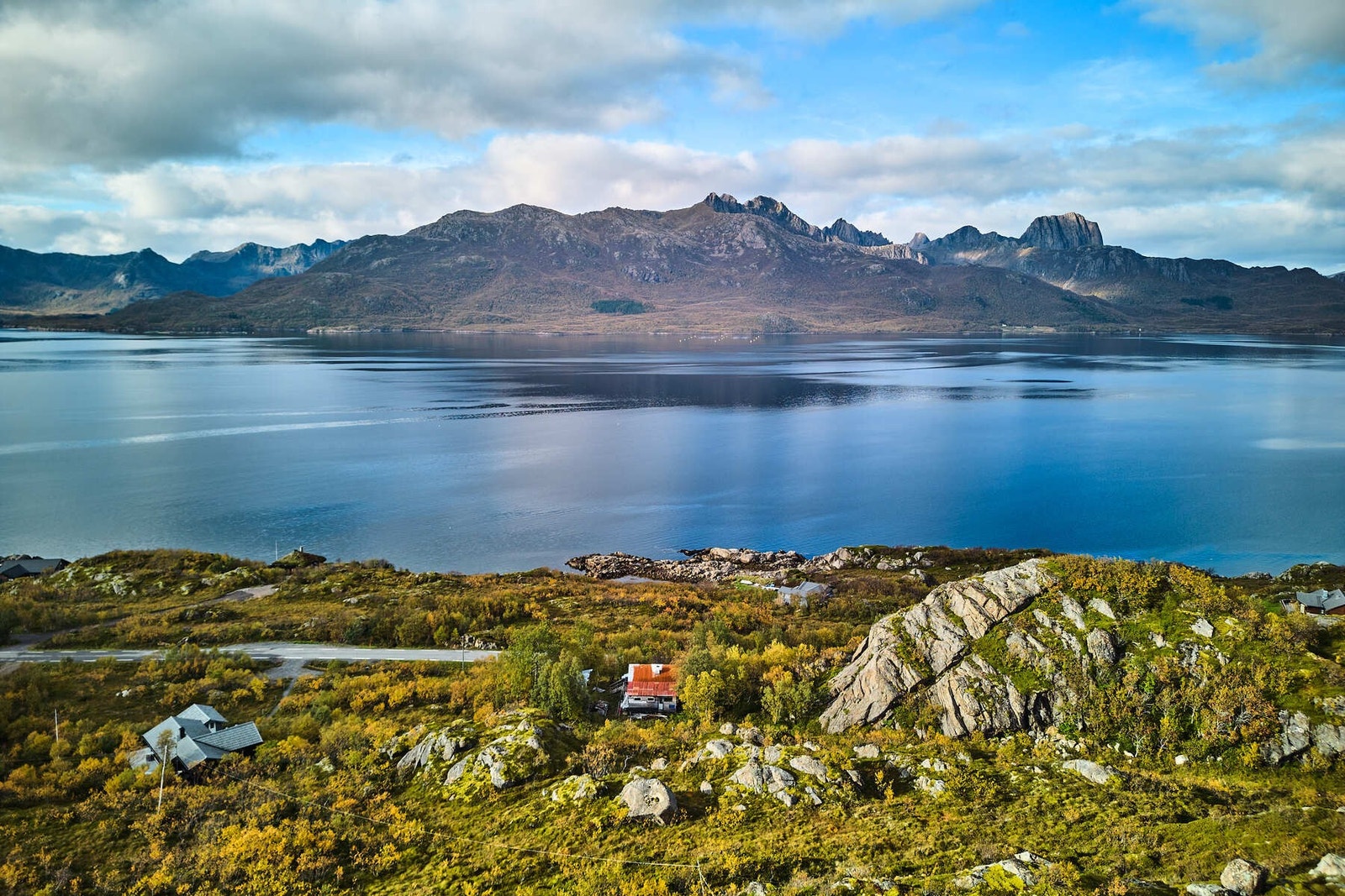Fjæra og sjøen er bare en liten spasertur unna. Galleribilde