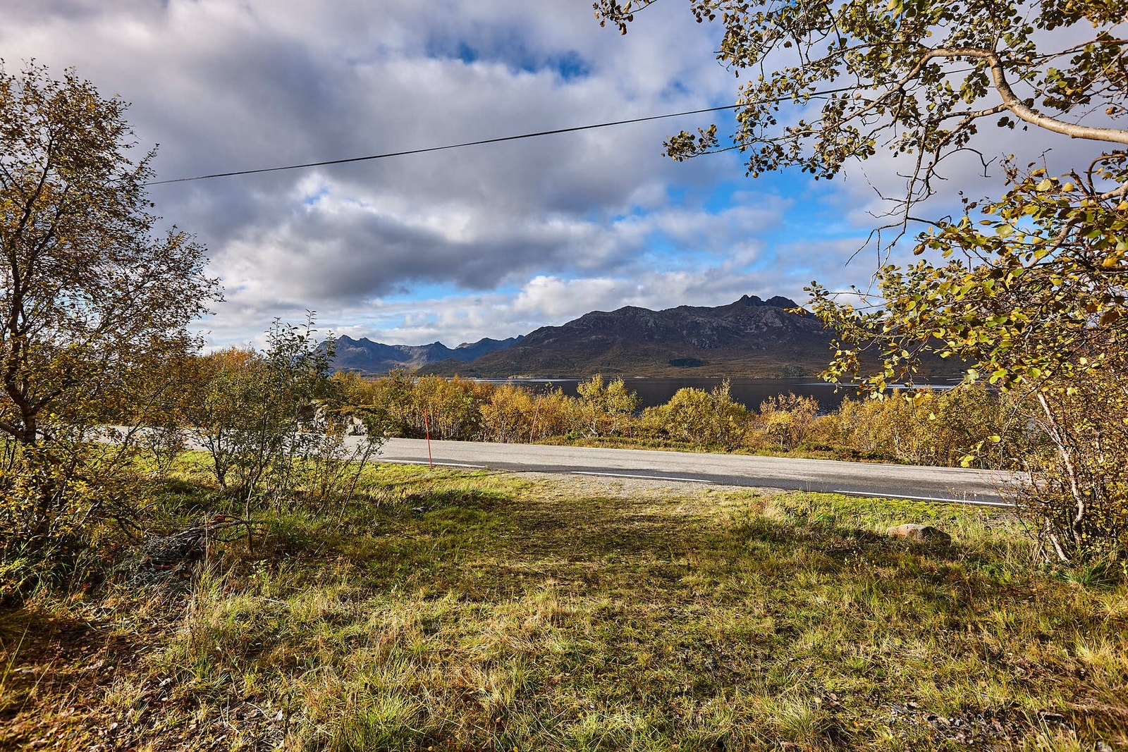 Bilvei helt frem. Parkeringsmuligheter for 3 biler ved vei. Parkeringen ligger på areal som ikke tilhører hytta men er tilknyttet veiskulder. Galleribilde