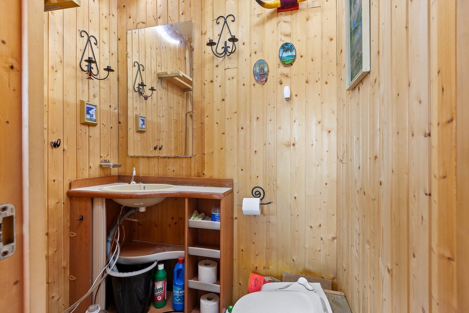 Toalettrom med THETFORD campingvogntoalett og enkel håndvask. Vann fra innvendig beholder og elektrisk pumpe. Galleribilde