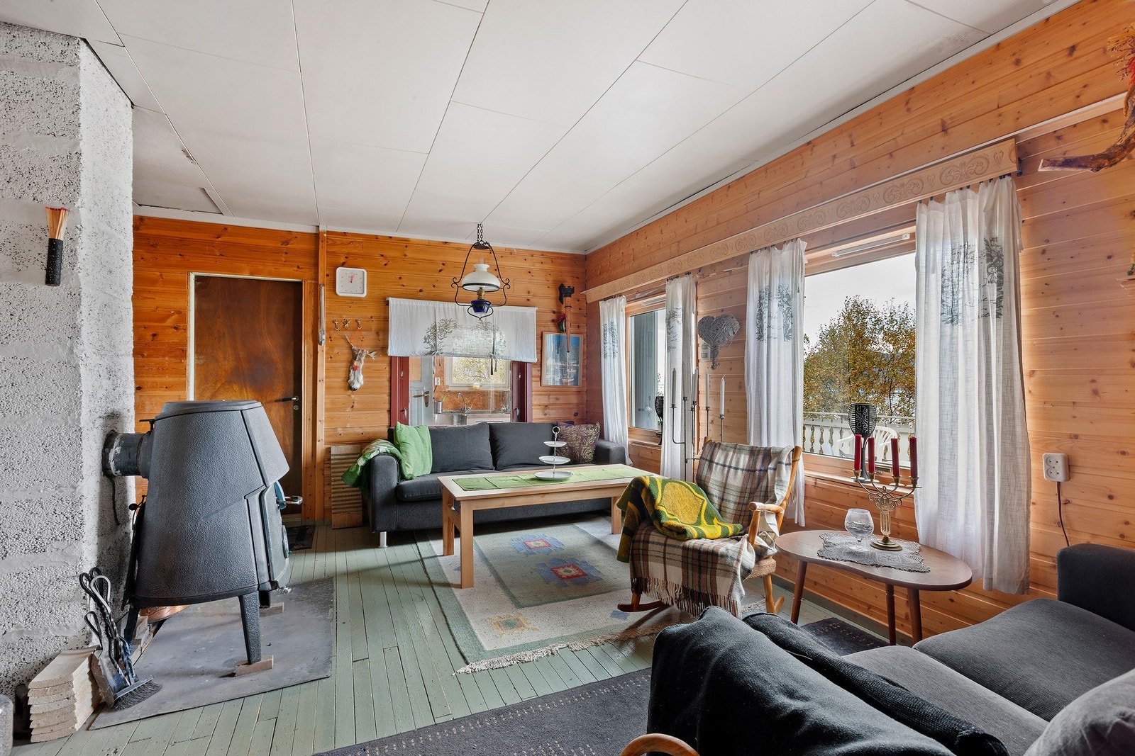 Store vinduer gir godt med dagslys og fin utsikt. Galleribilde