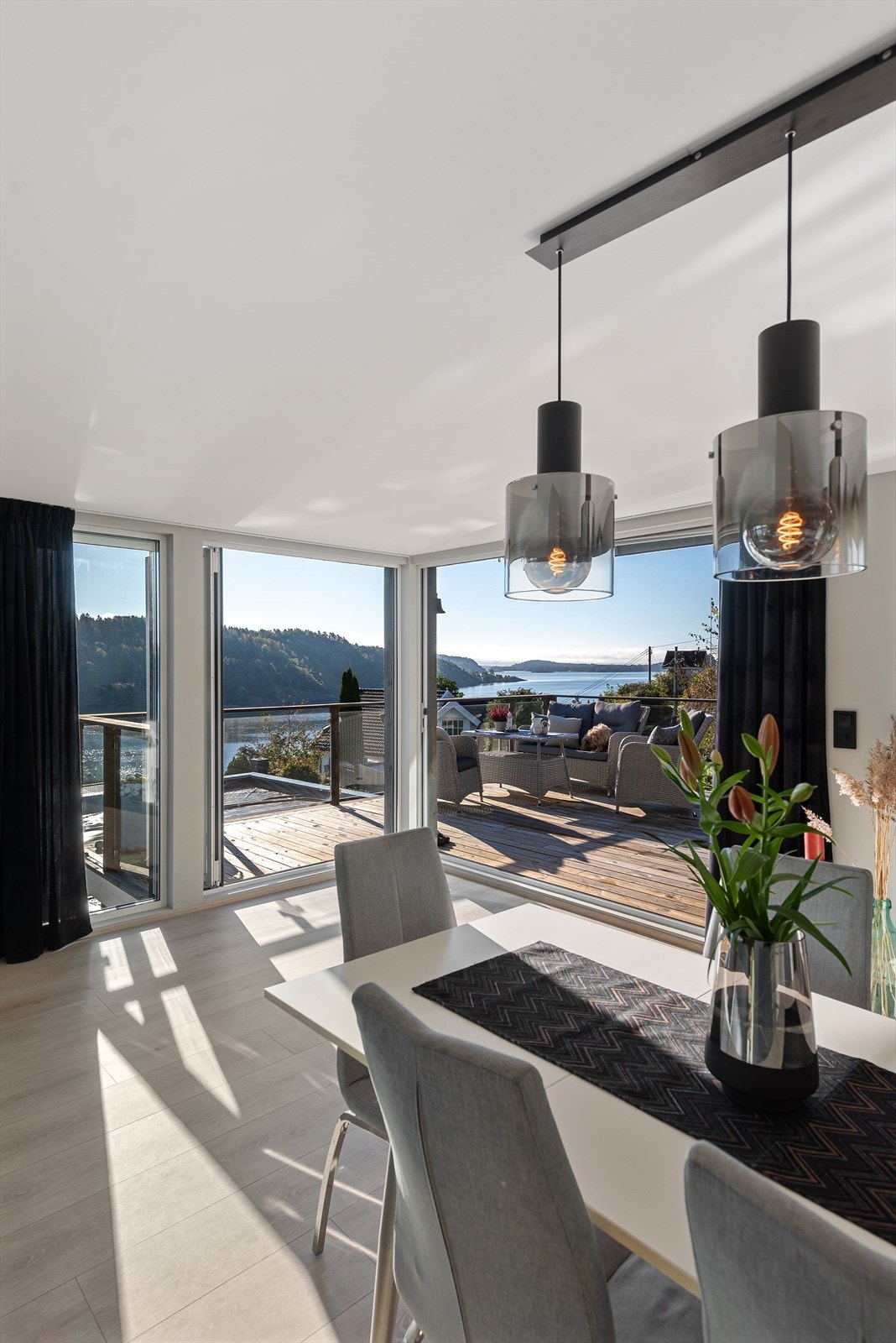 Foldedør sørger for herlig innslipp av naturlig lys . Galleribilde