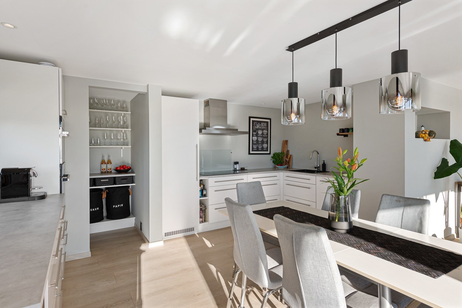 Boligen er innredet med et moderne, men likevel klassisk og stilrent kjøkken med mange fine detaljer. Galleribilde