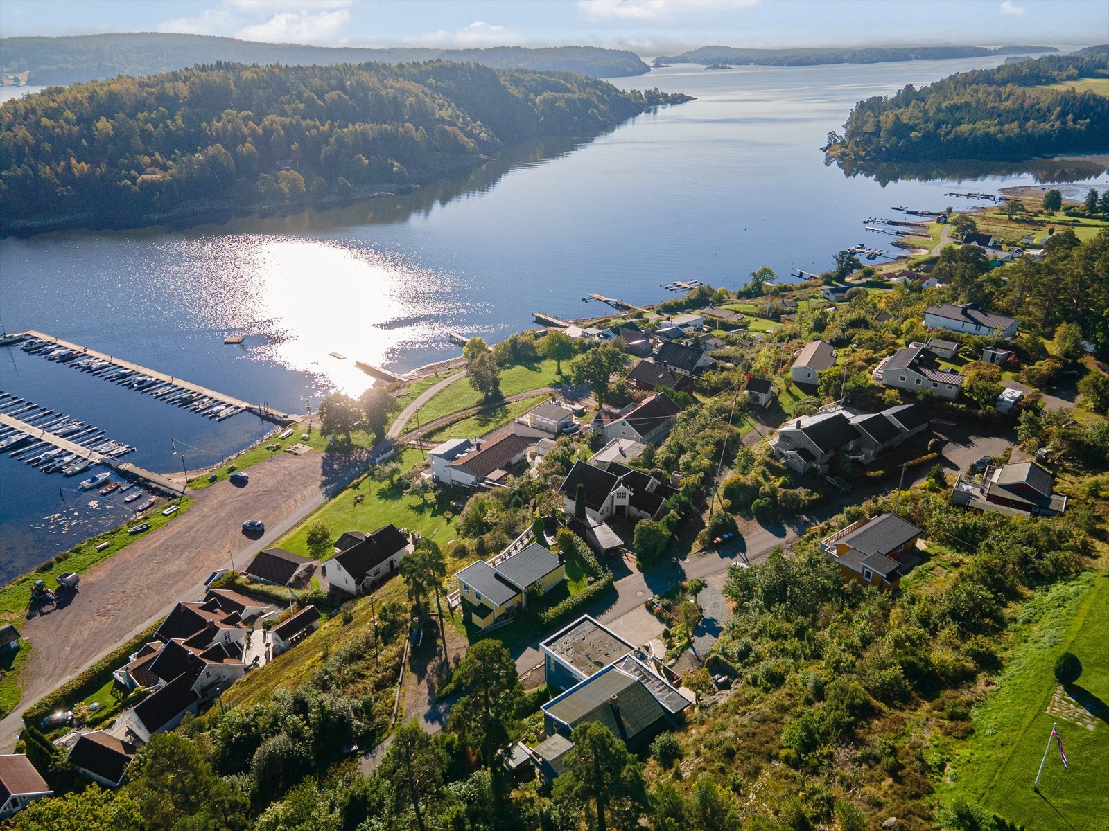 Storevar badestrand ligger like bortenfor eiendommen, og i tillegg er det kort vei til Melsomvikstranda med bademuligheter, brygge, båthavn og rekreasjonsområder. Det er også kort vei til Vestfold golfklubb med 18-hulls golfbane. Galleribilde