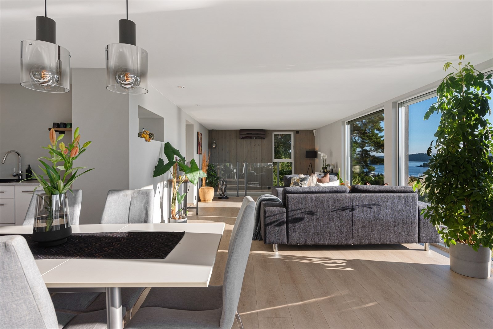 Rommets utforming gir tilstrekkelig plass til sofa-/sittegruppe i tillegg til naturlig plassering av spisestue mot kjøkkenet. Galleribilde