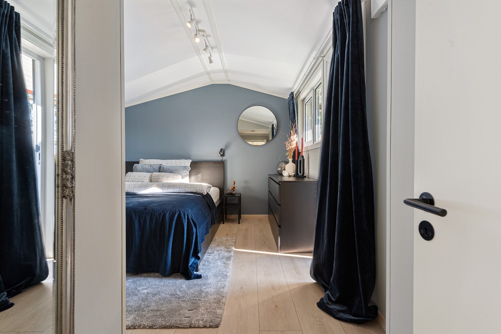 Soverommet ligger godt tilbaketrukket fra stuen. Galleribilde