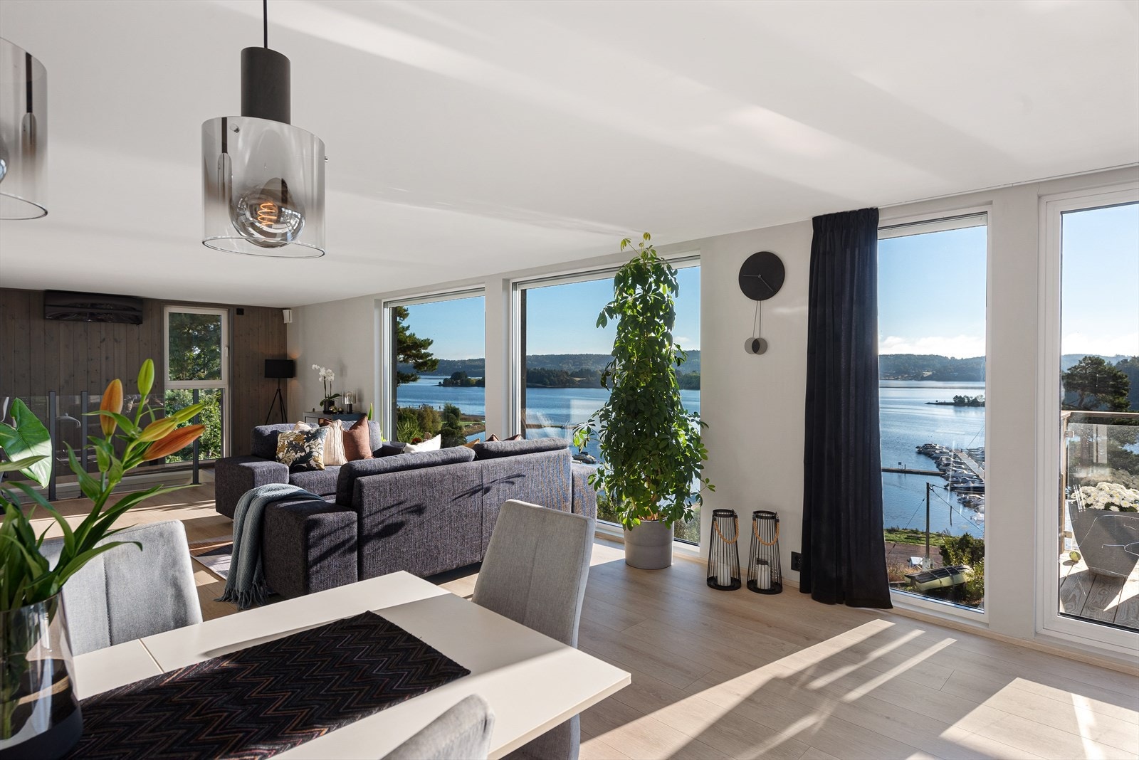 Stuen særpreges av å være lys med god romfølelse, en følelse som ytterligere forsterkes av høyreiste vindusflater mot to sider. Galleribilde