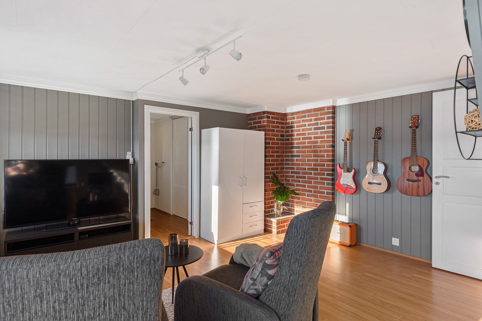 TV-stuen byr på godt med plass med fleksible møbleringsmuligheter. Galleribilde