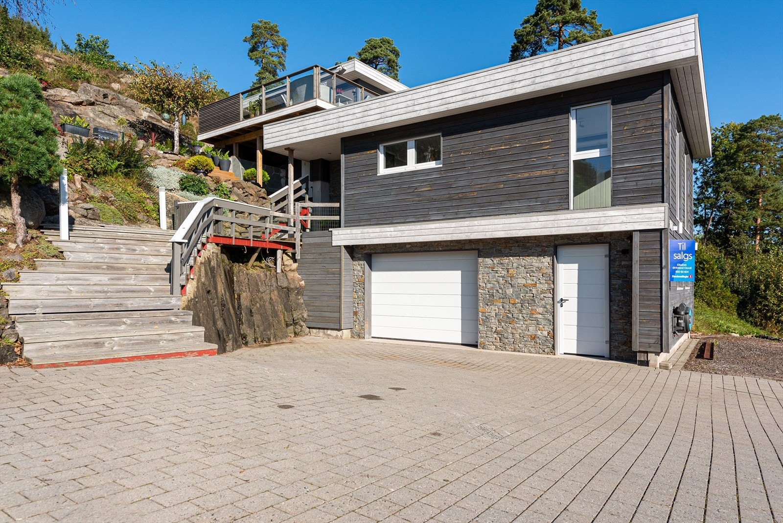 Tomten tilbyr flotte utendørsområder, herlige uteplasser og en romslig gårdsplass. Galleribilde