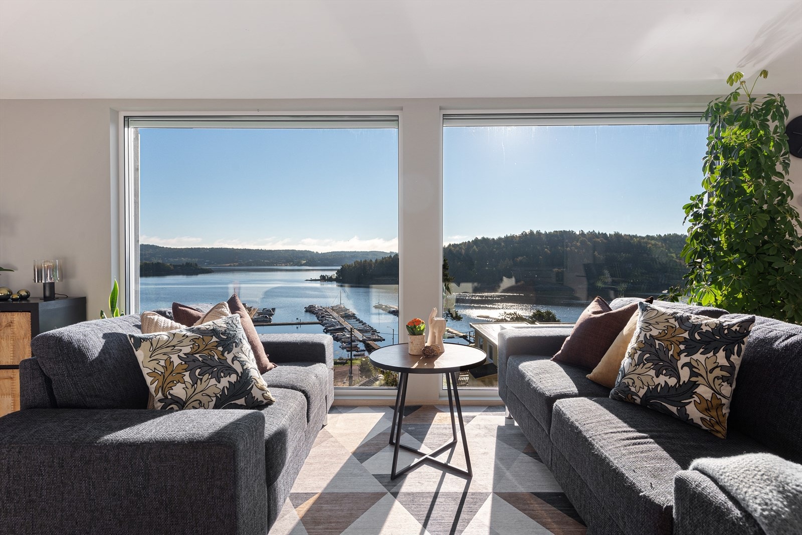 Boligen er moderne og delikat innredet med stiltilpasset og gjennomtenkt eksteriør og interiør. Flott plass å sitte og nyte utsikten. Galleribilde
