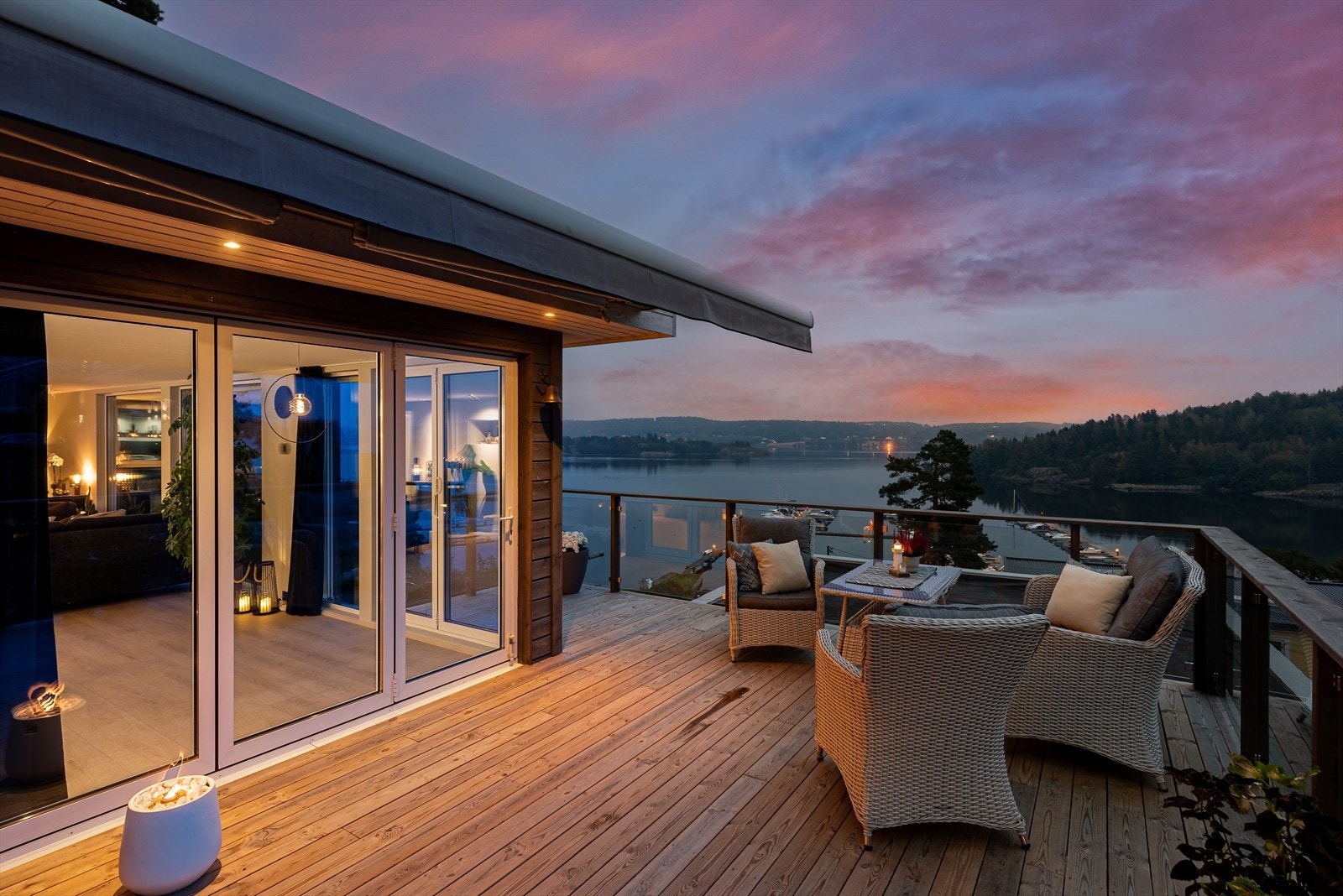 Det er flere måter å innrede terrassen på og det er god plass til et flott utemøblement. Galleribilde