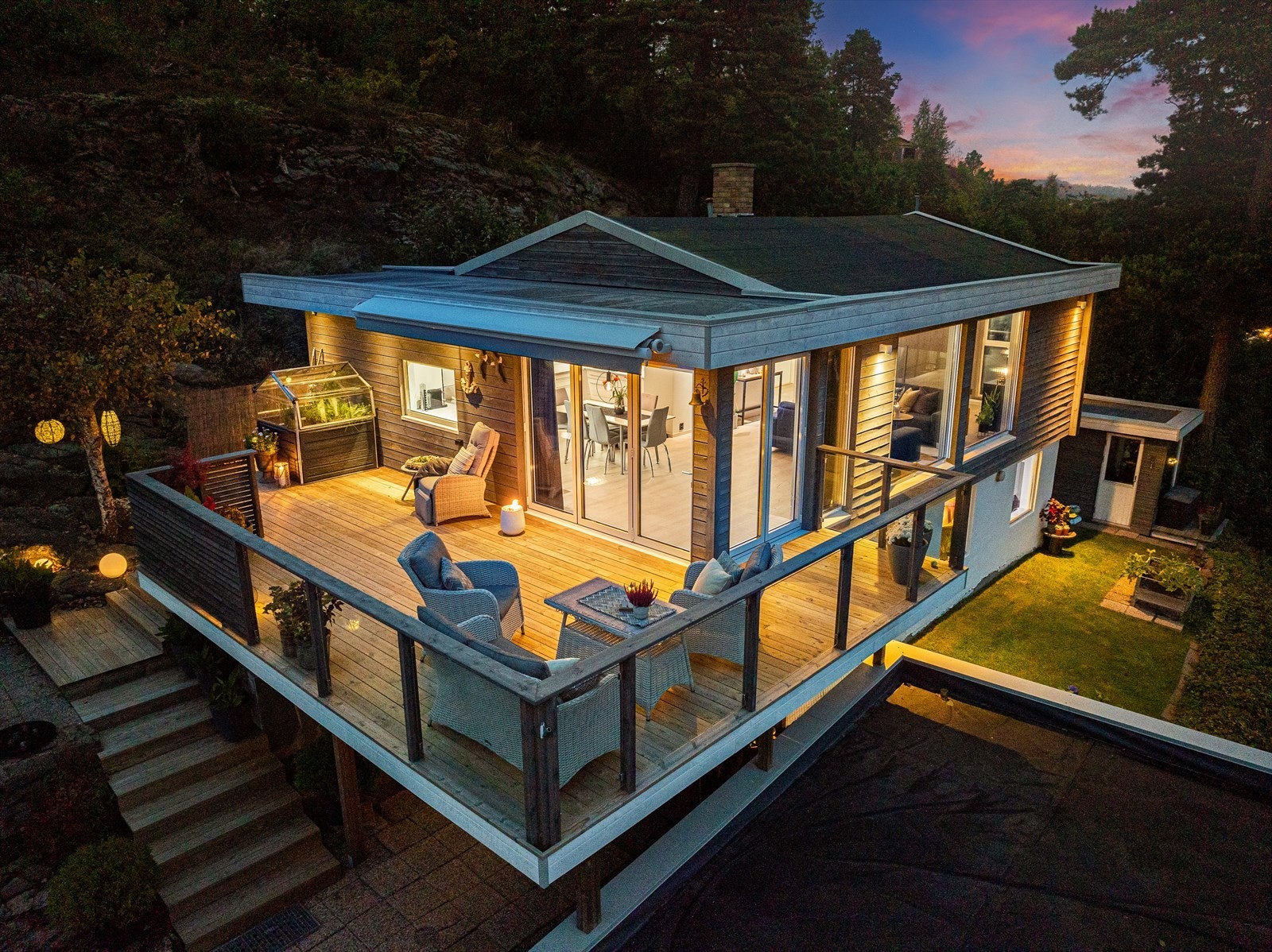 Kveldsstemning på terrassen. Galleribilde