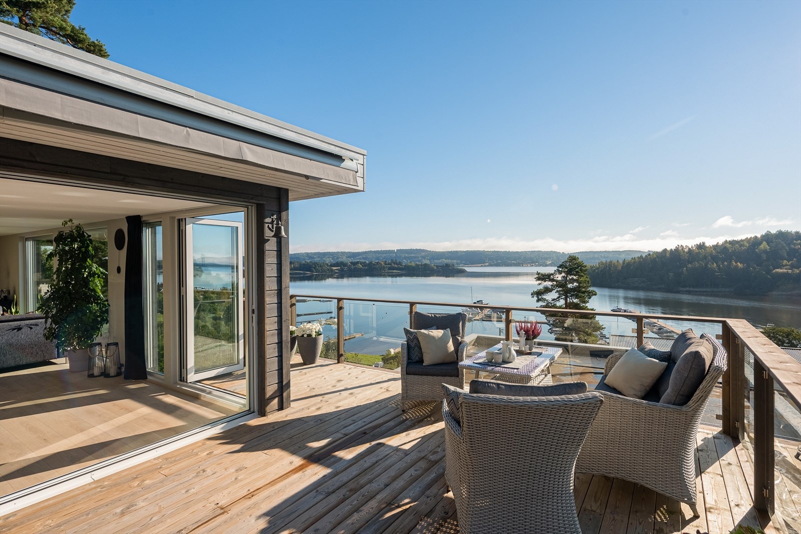 Velkommen til Trulleåsen 12, en nydelig eiendom med panoramautsikt og særdeles gode solforhold Galleribilde