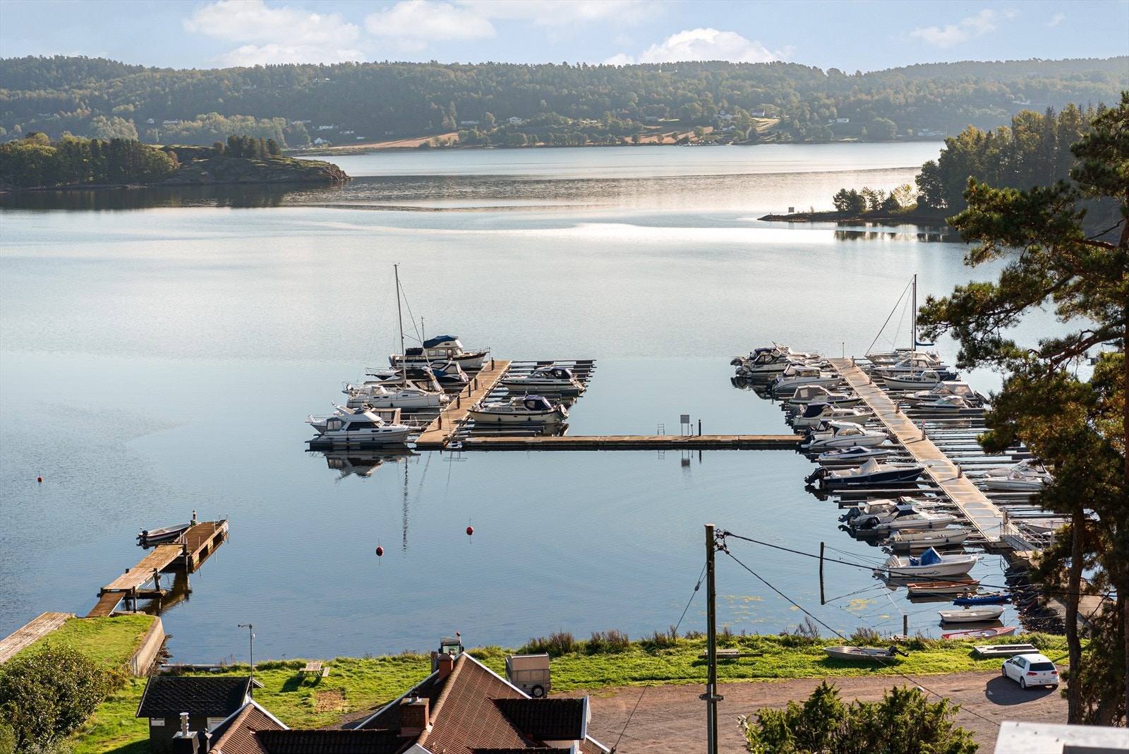 Stuen er romslig og har god plass til både en sofagruppe, samt et spisebord. Store vindusflater gjør så den flotte utsikten kan nytes til det fulle. Galleribilde