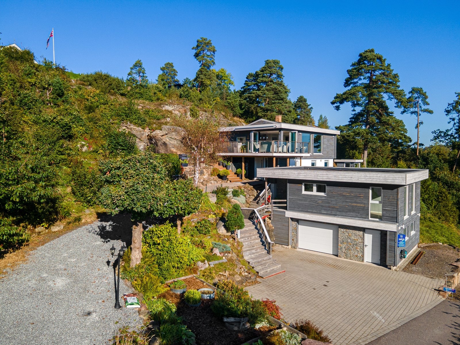 Stor og solfylt hage med drømmeterrasse beliggende på en særdeles flott og solrik tomt med sjøutsikt. Galleribilde