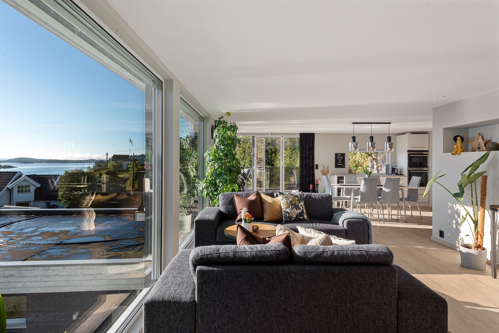 Den åpne løsningen gir en fin romfølelse, og stue-/kjøkkenarealet "fylles opp" av lys fra store vindusflater. Galleribilde