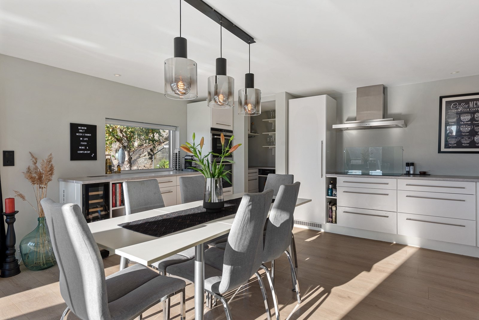 Det lekre kjøkkenet har rikelig med skap - og benkeplass, og har blitt installert med omhu og presisjon. Galleribilde