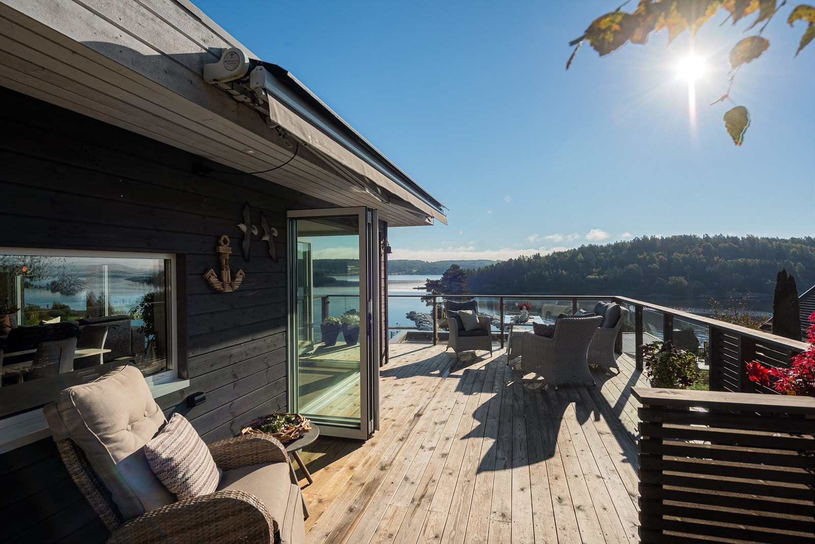 Perfekt terrasse til hyggelige sammenkomster! Her kan du nyte usedvanlige gode sol- og utsiktsforhold. Galleribilde