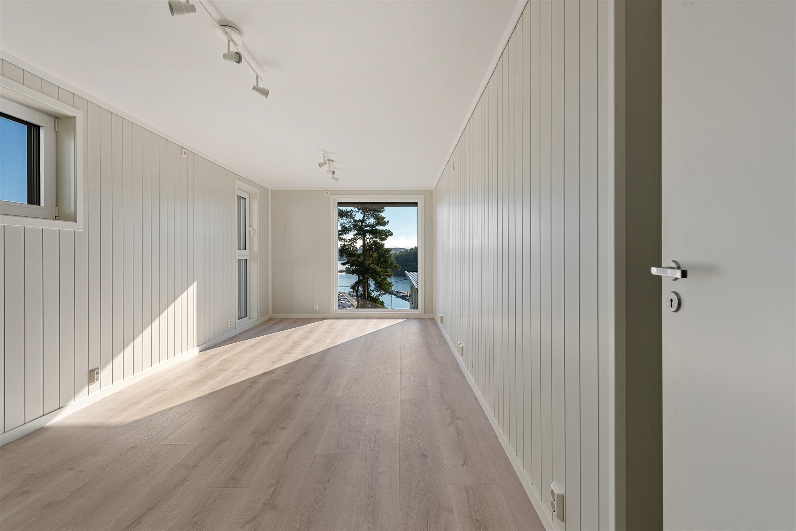 Etasjen over garasjen er nylig renovert. Med to soverom, baderom og entrè. Galleribilde