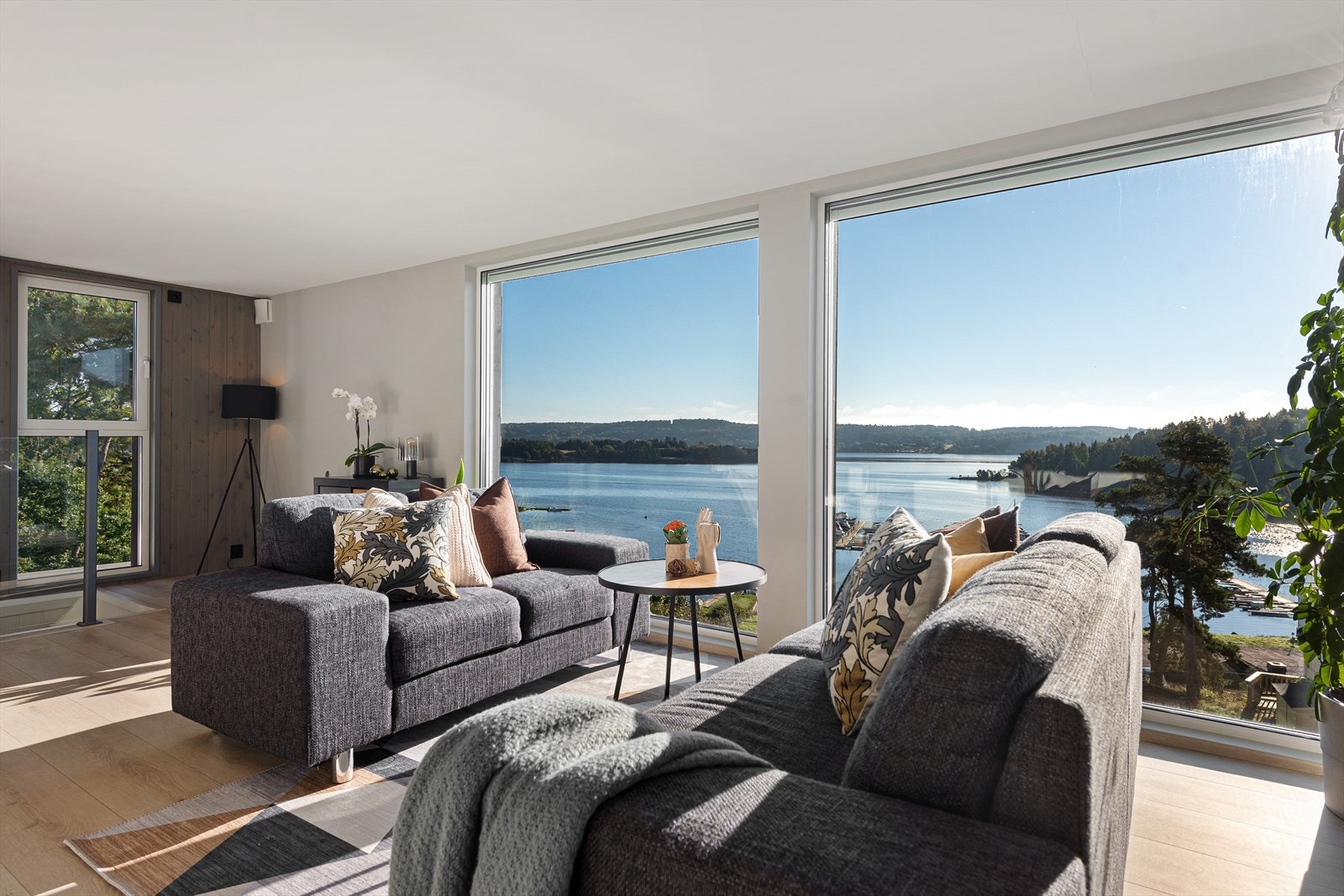 Boligen fremstår svært moderne og innbydende med delikat og tidsriktig standard. Galleribilde