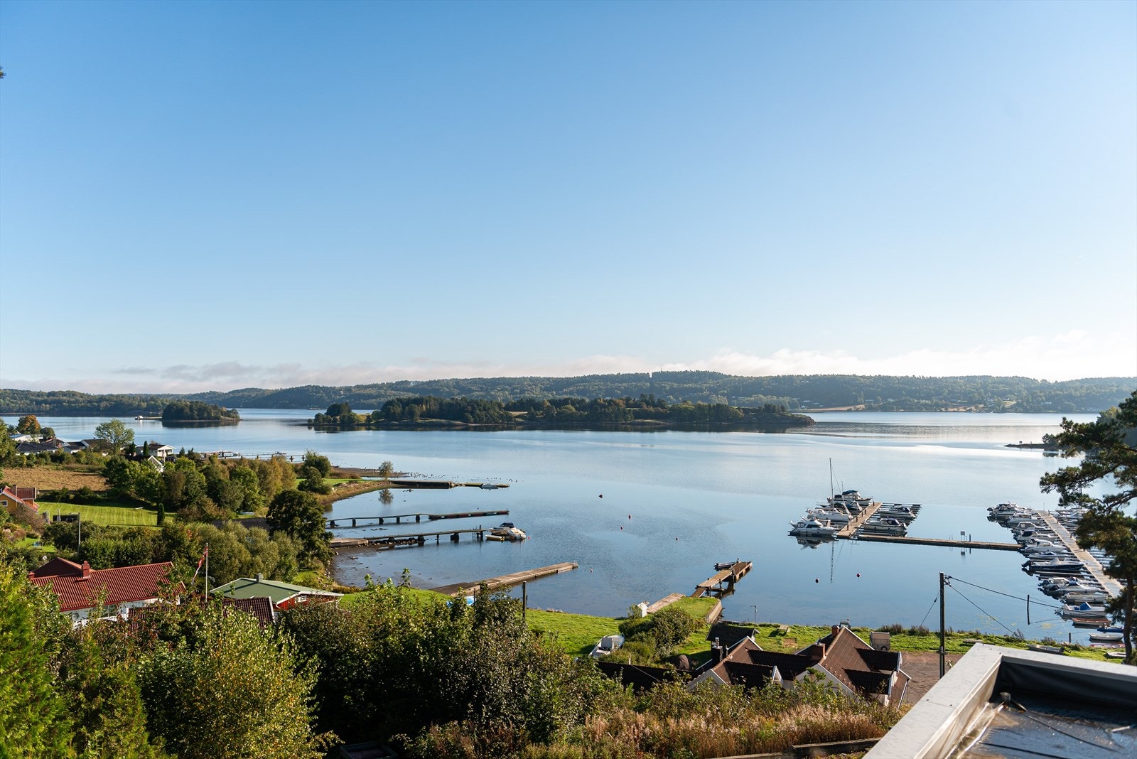 Eiendommen ligger usjenert til og har en nydelig sjøutsikt. Galleribilde