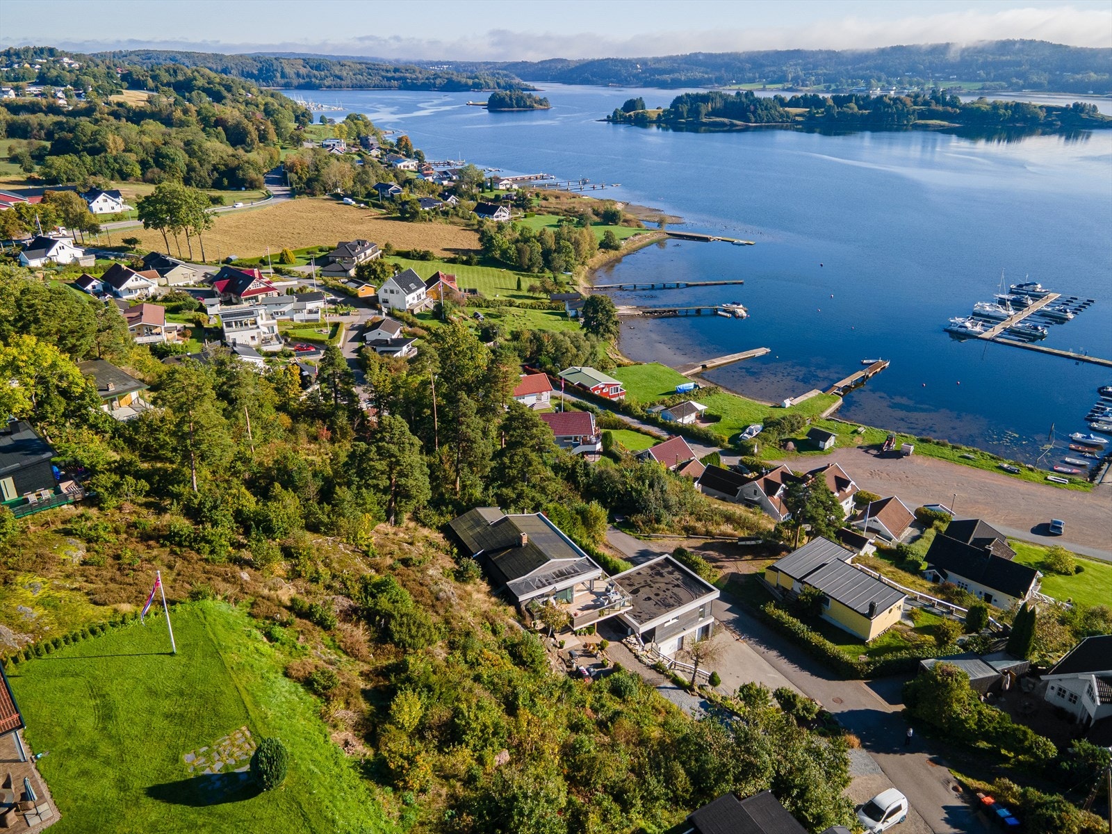 Her er det umiddelbar nærhet til sjøen, flere badeplasser og flotte turområder. Galleribilde