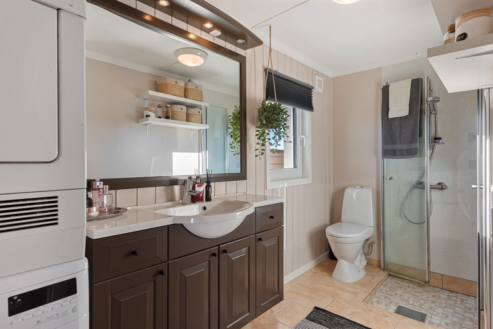 Flislagt gulv i baderom med gulvvarme og malte våtromsplater på vegger. Malt himlingsplater. Galleribilde