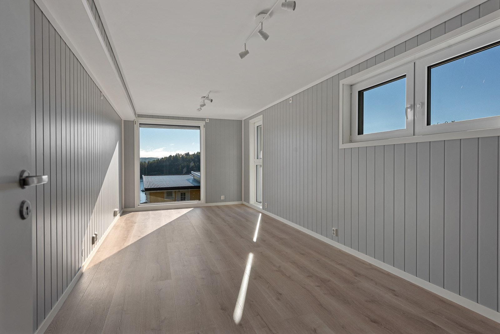 Lyst, romslig og delikat soverom. Galleribilde