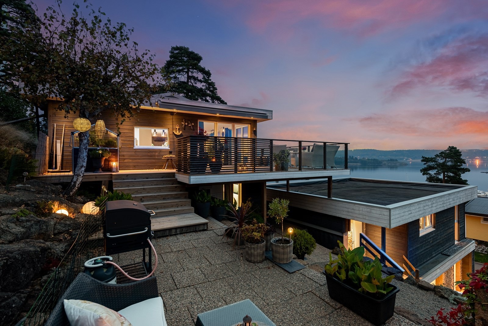 Den opparbeidede hagen er en oase av ro og skjønnhet, med tydelige og velpleide utesoner som innbyr til avslapning og sosialt samvær. Galleribilde