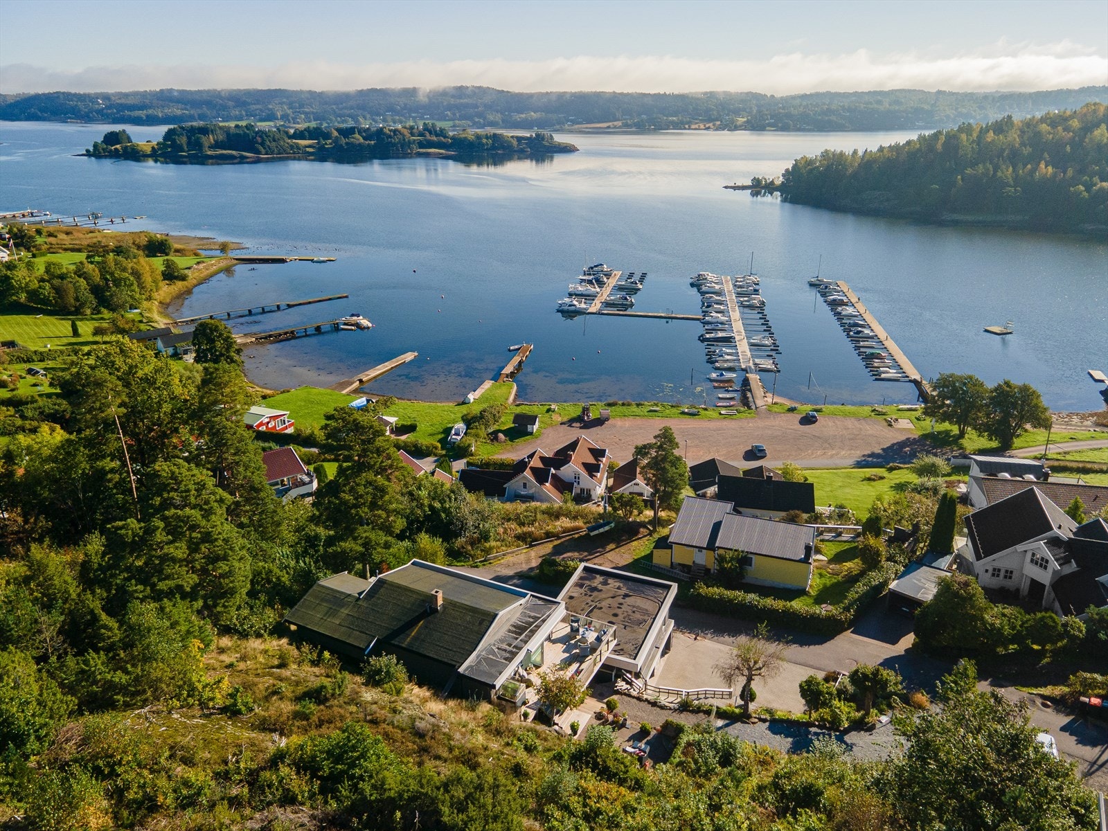 Fritidseiendommen ligger i et sjønært, solrikt og idyllisk område på Storevar, i Sandefjord kommune, ca. 4,5 km fra Stokke sentrum og midt i mellom Sandefjord og Tønsberg. Galleribilde