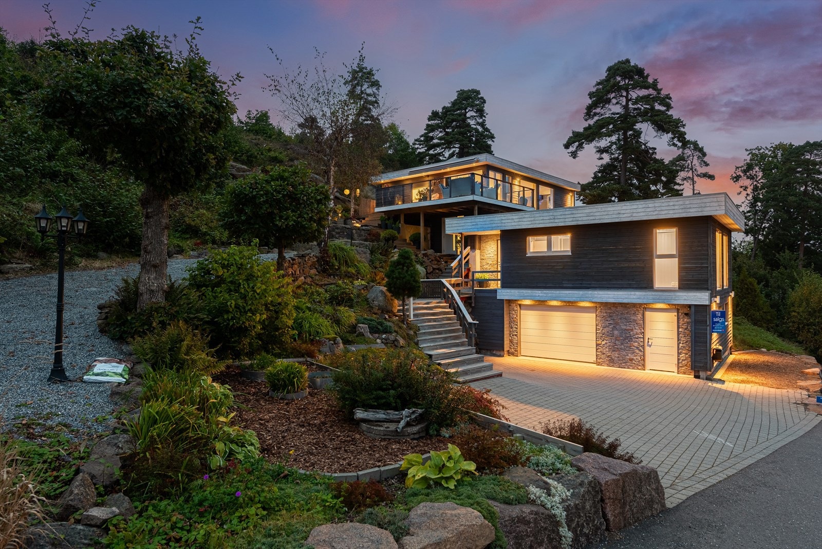 Parkering kan gjøres i en romslig garasje. Det er også plass til flere biler i egen gårdsplass. Galleribilde