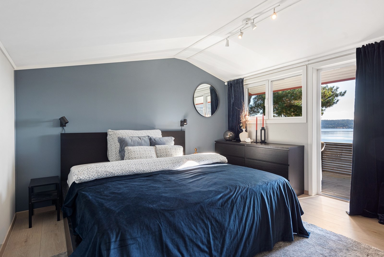 Soverommet er malt i en delikat, tidsriktig fargetone. Utgang til skjermet og solrik terrasse. Galleribilde