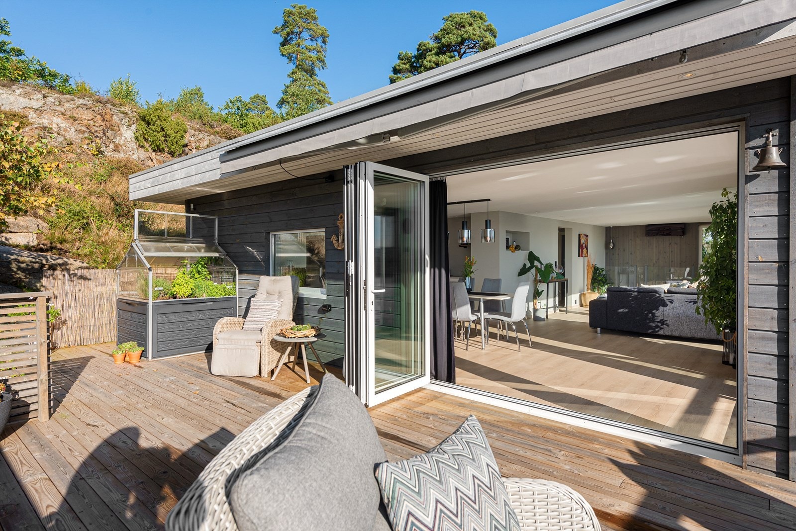 Med sine flotte kvaliteter og fine størrelse blir denne nærmest som en "egen stue" å regne og dermed utvider stue-/kjøkkenarealet på et flott vis. Galleribilde