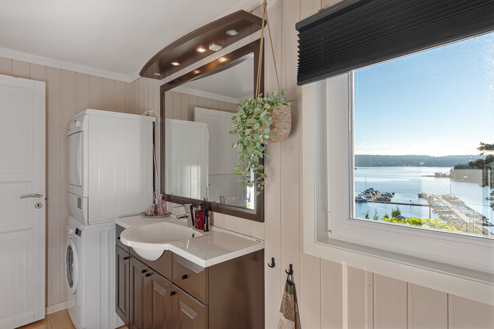 Innredet med stort servantskap, toalett og dusjhjørne med glassdører fra 2022. Opplegg for vaskemaskin og tørketrommel. Galleribilde