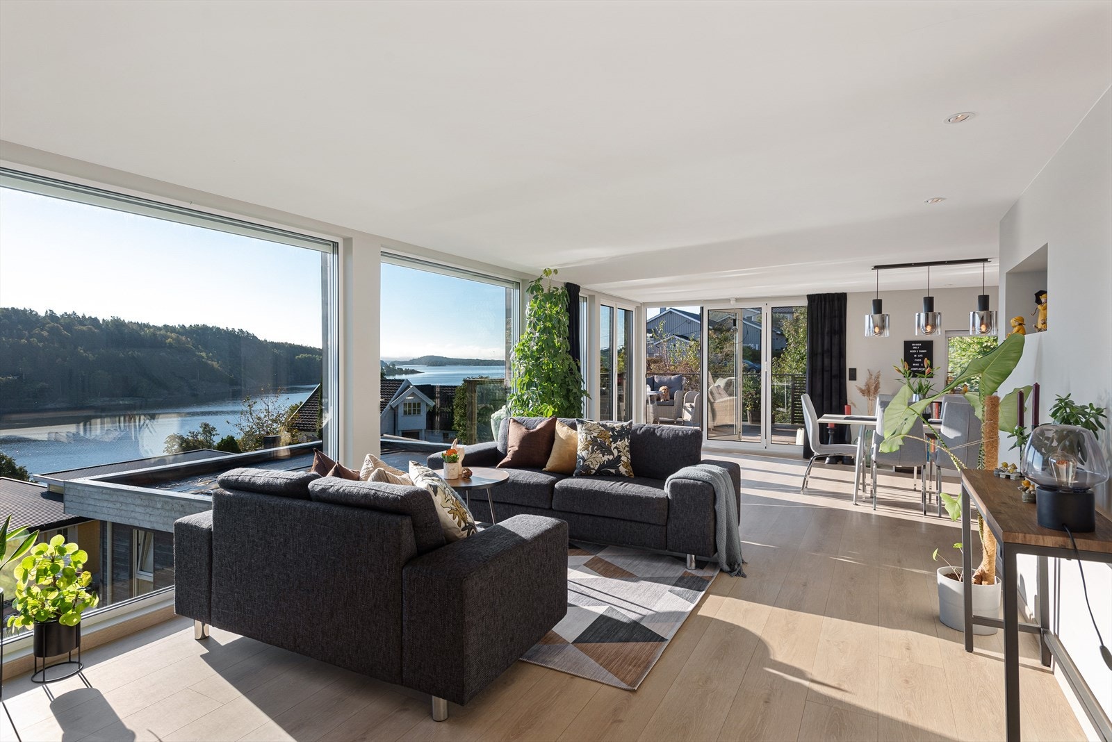 Sonen for sitte-/loungegrupper særpreges særskilt av luftig romfølelse. Galleribilde