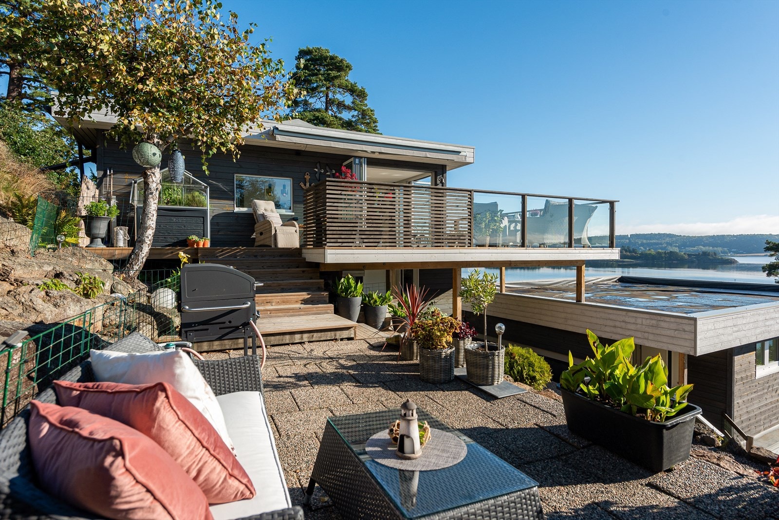 Med solen som skinner ned på uteplassen, vil du kunne nyte varme solstråler og en atmosfære av velvære. Galleribilde