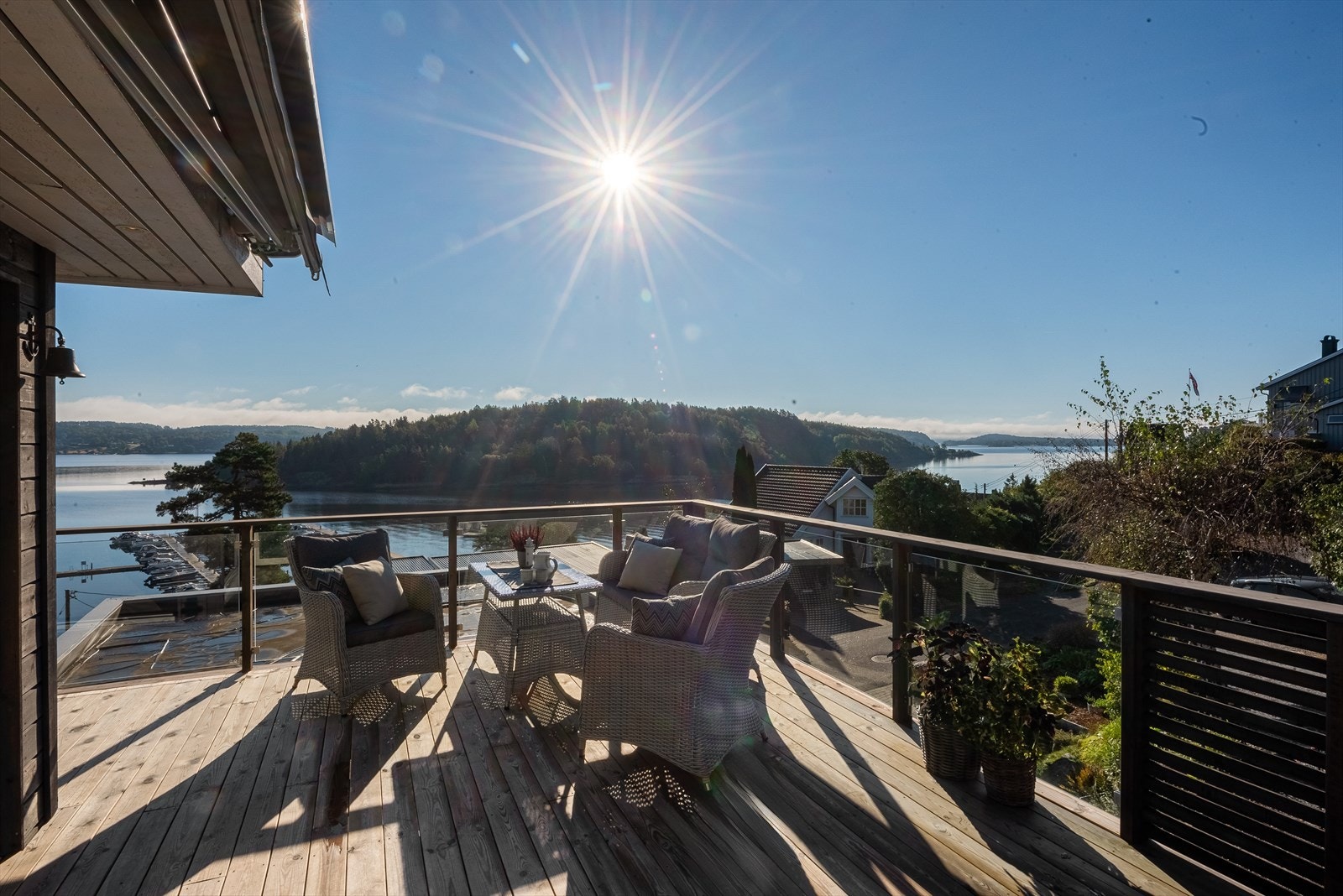 Dette er en sjelden anledning til å skaffe seg en lekker fritidsbolig ved sjøen nær strand og misunnelsesverdige fasiliteter rett utenfor hjemmet. Galleribilde