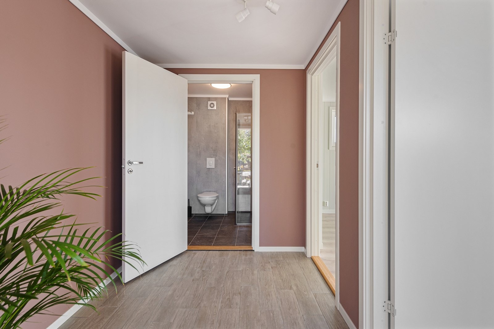 Velkommen inn i 2.etasje over garasjen. Galleribilde