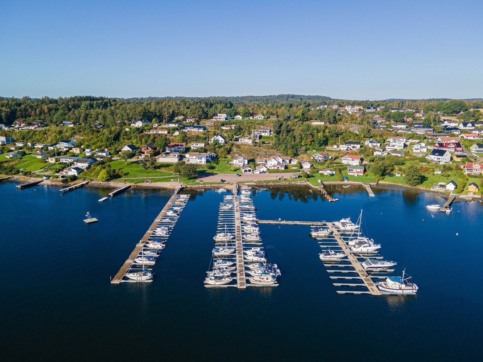 Området har flere fine turområder. Du kan blant annet legge turen til Rossnesodden, et nyere kommunalt friområde som har nydelig badeplass med badebrygge, gressletter og grillplass. Her er det også vannkraner, dusj og toalettanlegg. Galleribilde