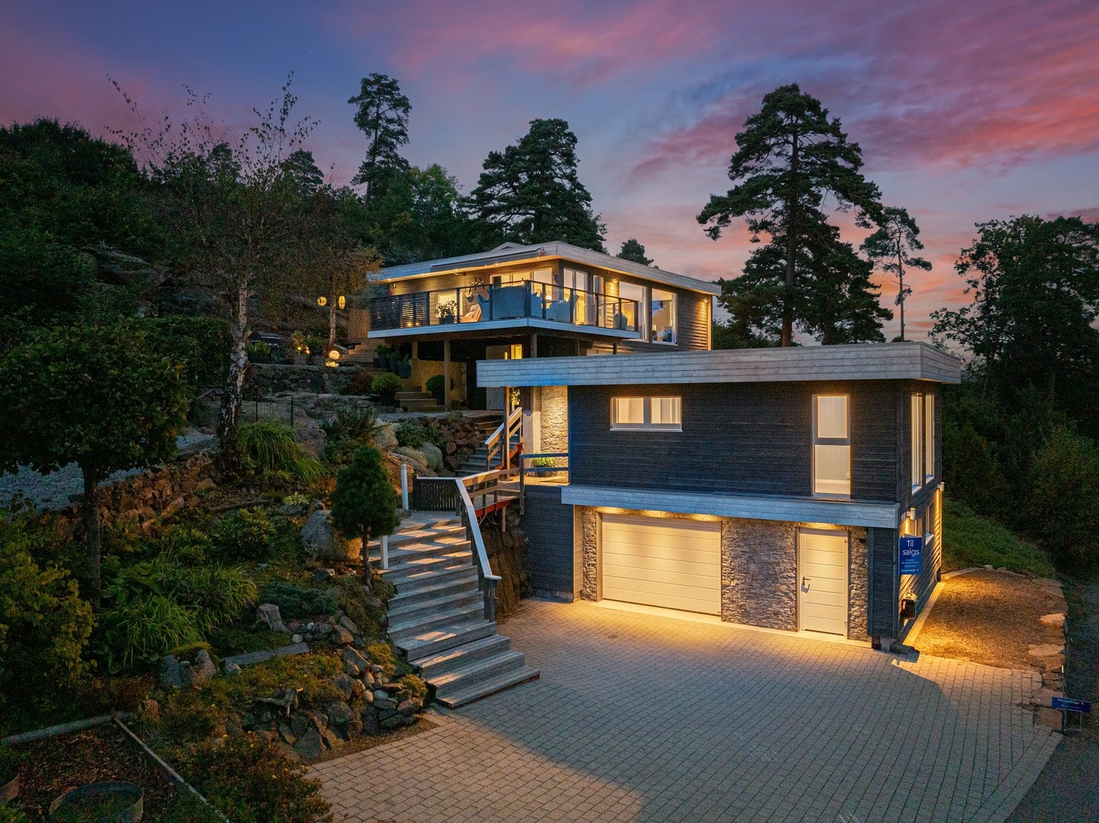 Eiendommen ligger nydelig til i et hyggelig område på Storvar/Trulle, hvor tomten ligger på et høydedrag, godt skjermet, og med flott utsikt til sjøen. Galleribilde