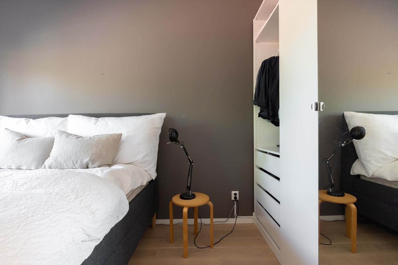 På hovedsoverommet er det god plass til stor seng og garderobe Galleribilde