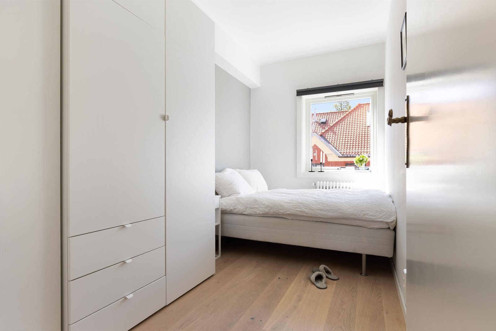 Soverom 2 har plass til bådde seng og stor garderobe Galleribilde