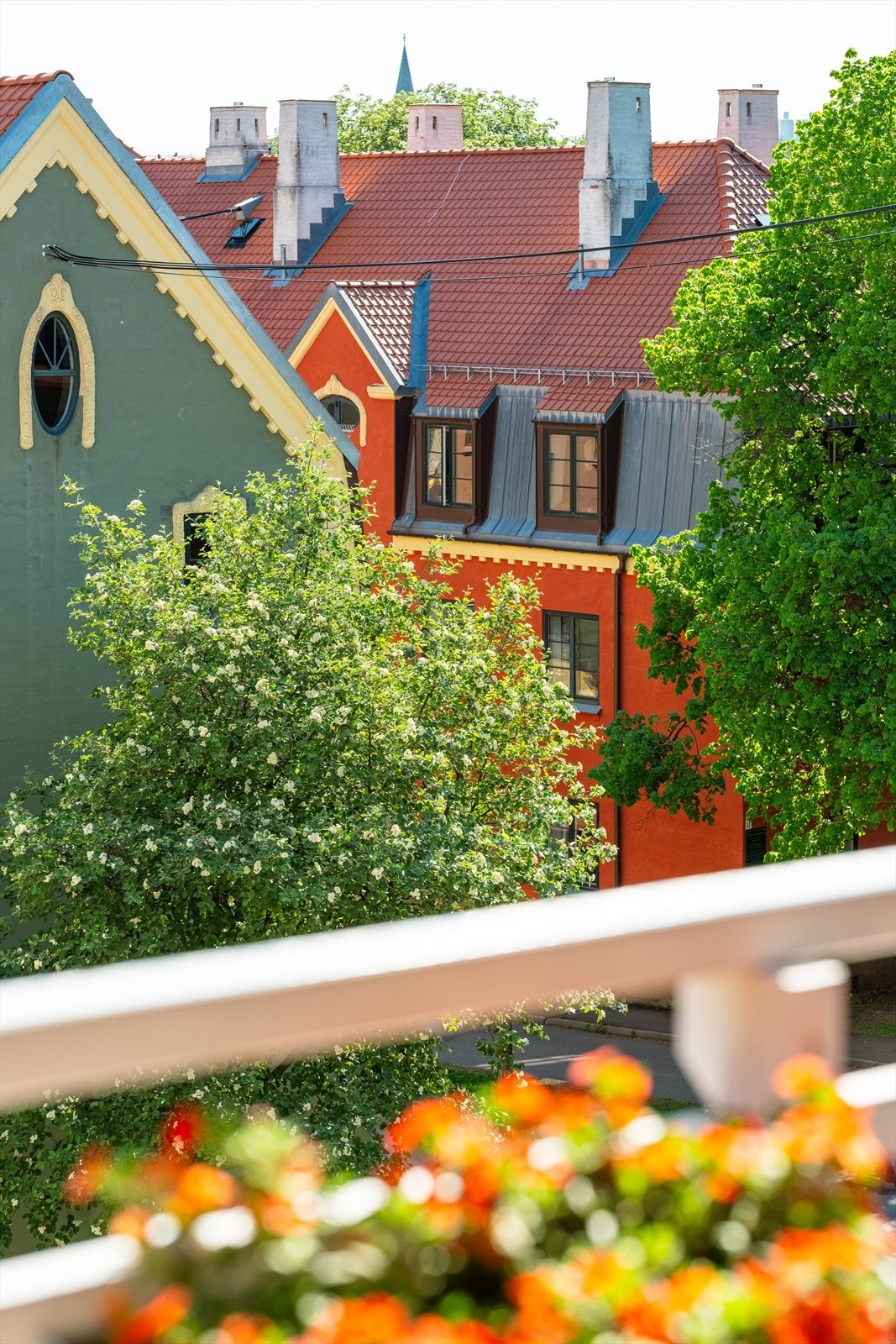 Da denne ligger ved hjørnet av bygget og kvartalet har man pent utsyn i flere retninger Galleribilde