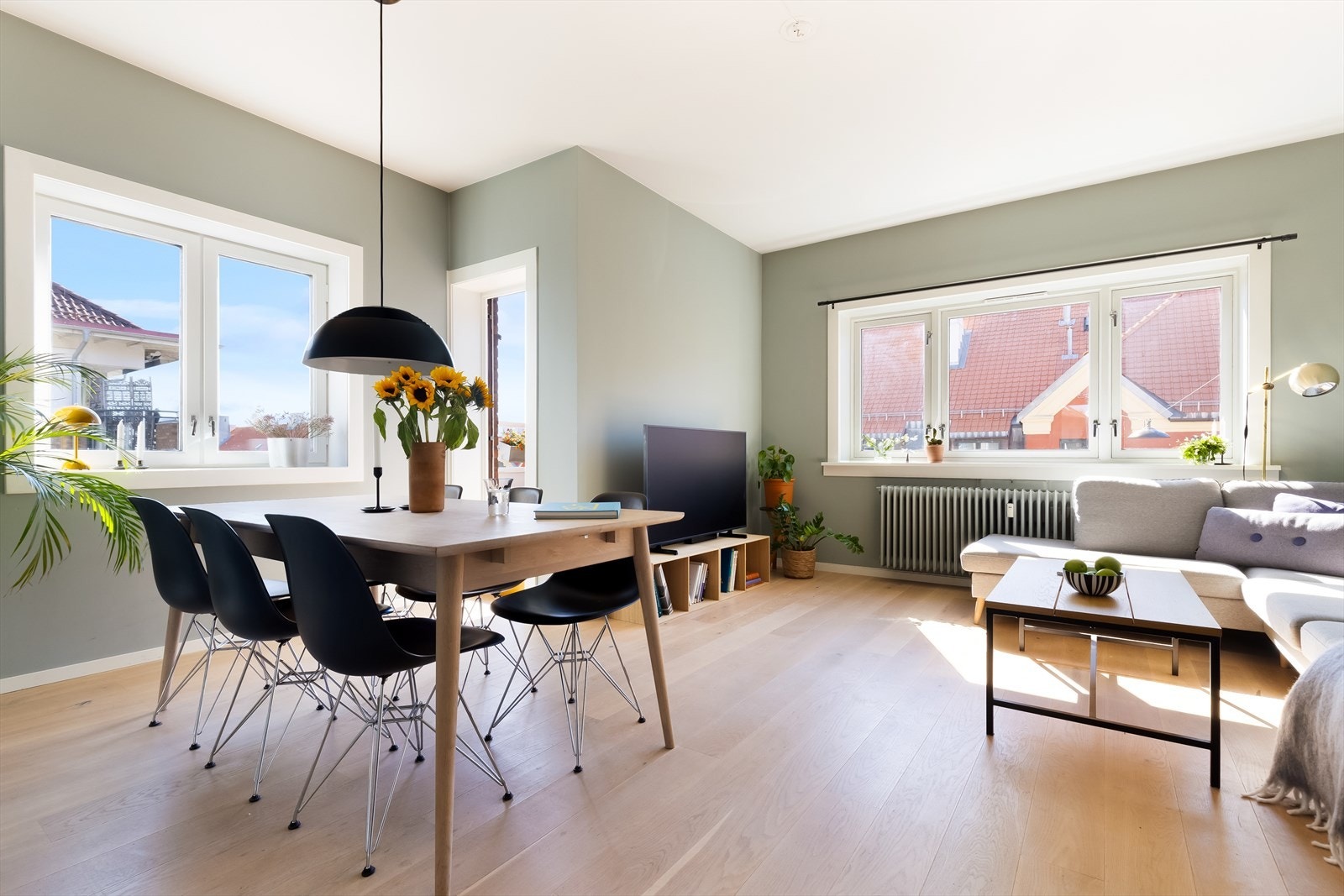 Stuen ligger også på hjørnet og får lys inn fra 2 sier. Er soveromsdøren åpen får man dagslys inn fra alle kanter Galleribilde