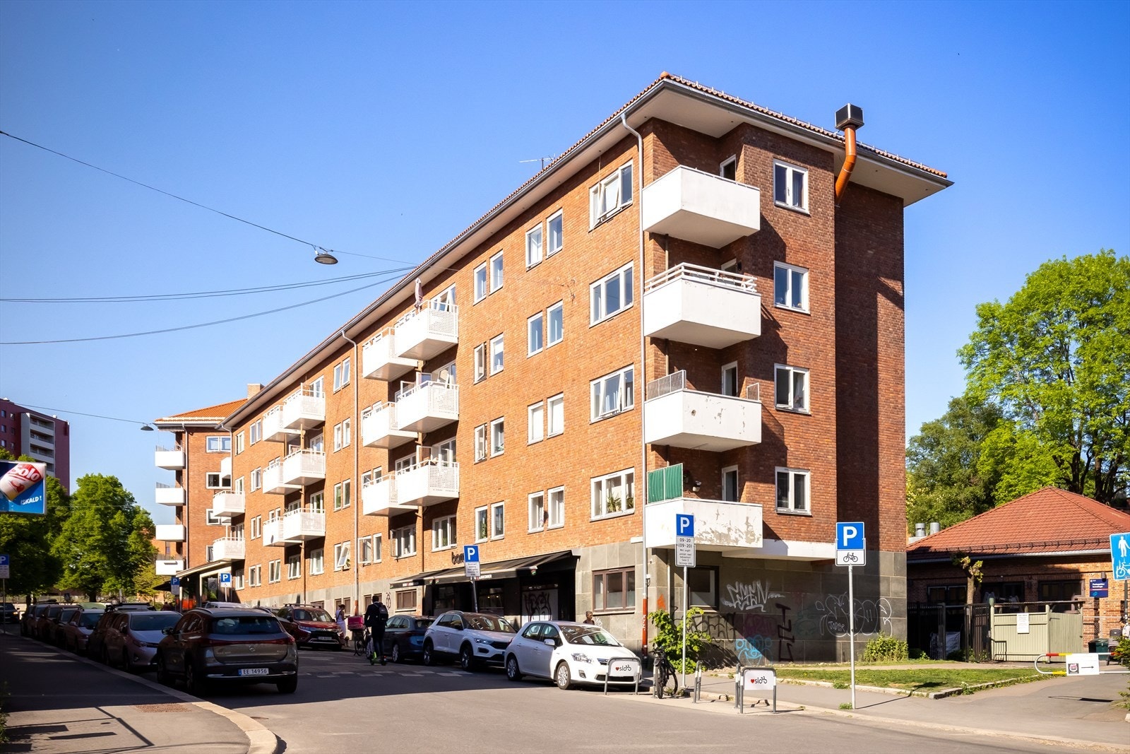 Taket på bygget ble lagt nytt i 2022/23 og piper ble utbedret Galleribilde