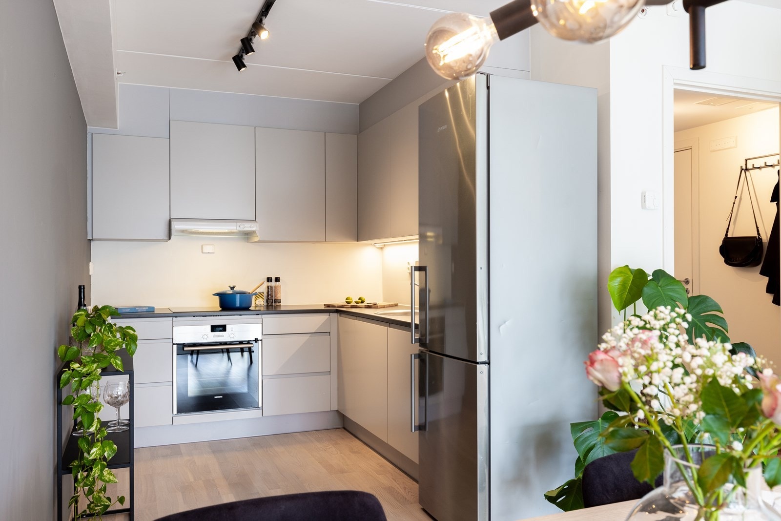 Alle hvitevarene på kjøkkenet medfølger boligen. Galleribilde