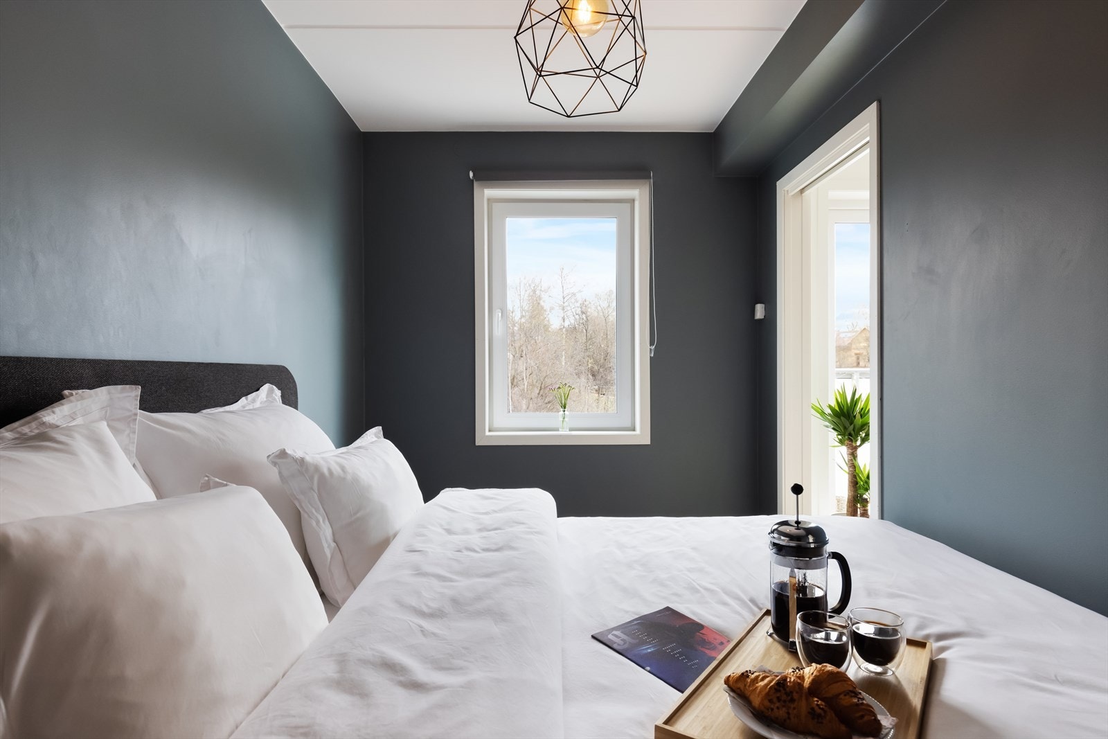 Rommet er malt i en delikat og rolig farge. Galleribilde