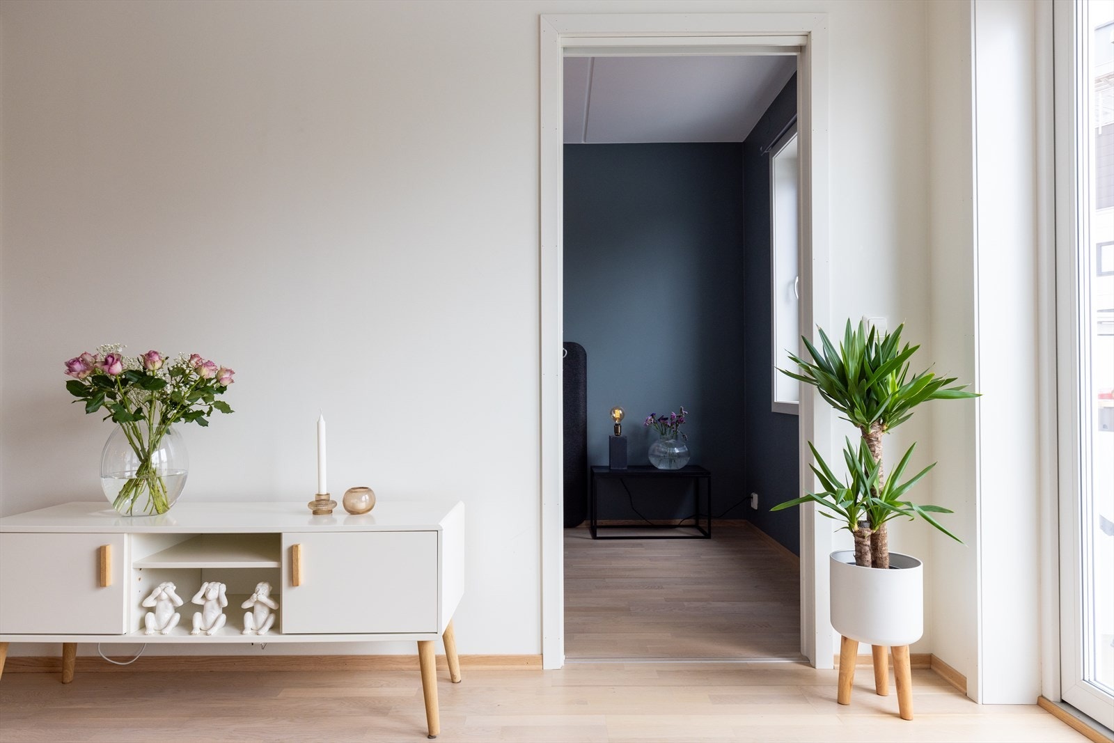 Fra stuen har du tilgang til boligens soverom. Galleribilde