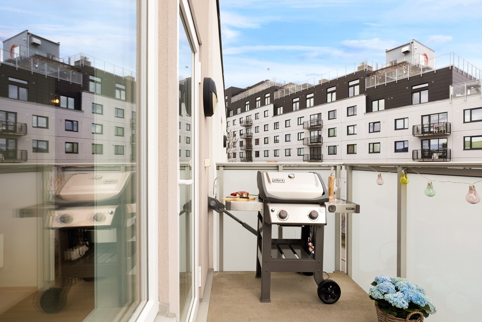 God plass til både sittegruppe og grill på balkongen. Galleribilde