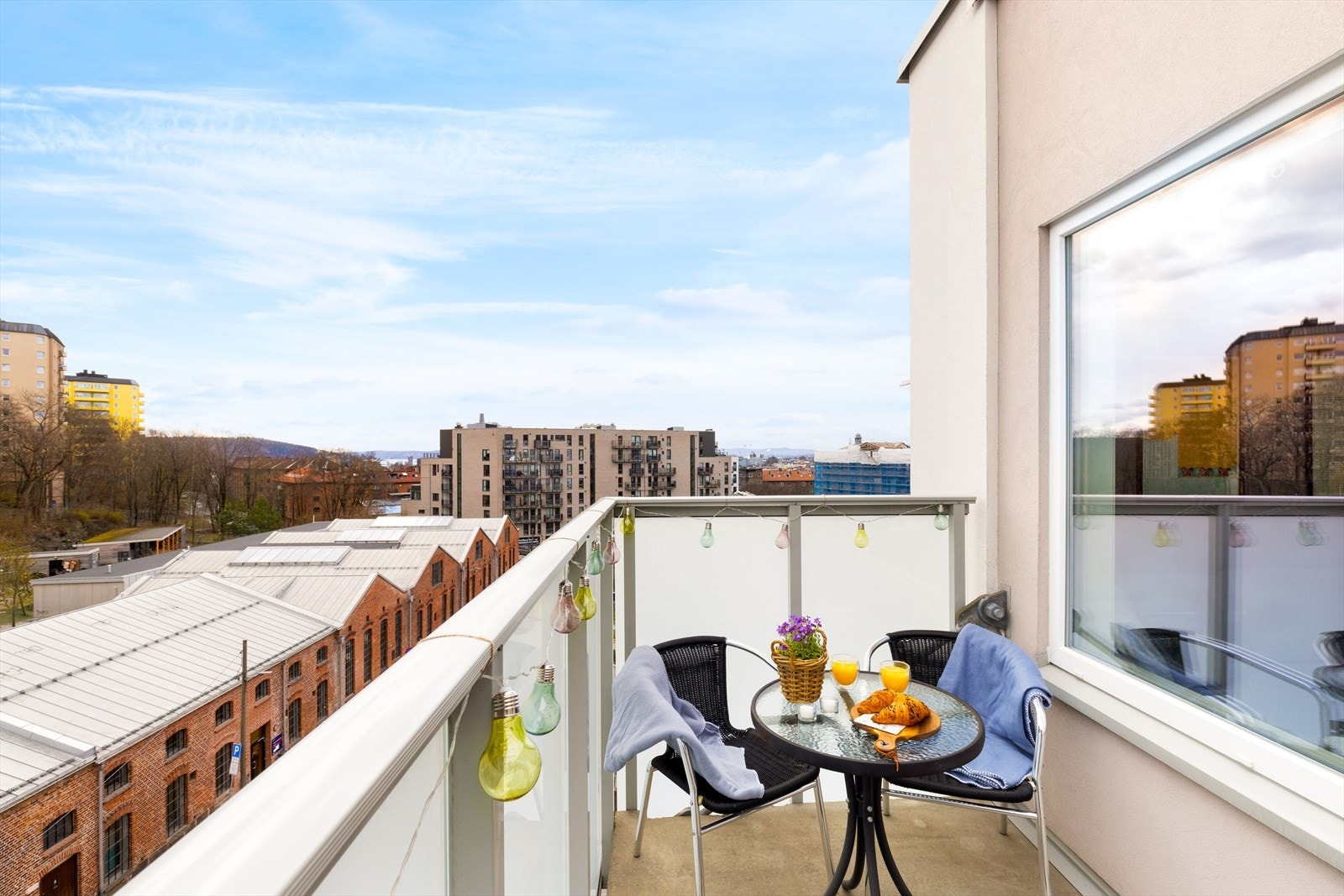 Sydøstvendt balkong på ca. 5,5 kvm. Her har du en nydelig utsikt fra balkongen mot rolige omgivelser. Oslofjorden kan skimtes i bakgrunnen. Galleribilde