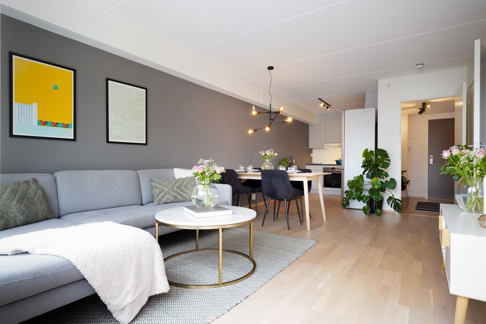 Fellesutgiftene er kun på kr. 3.756,- per mnd. og inkluderer som nevnt både fyring, v.vann og internett, m.m. Galleribilde